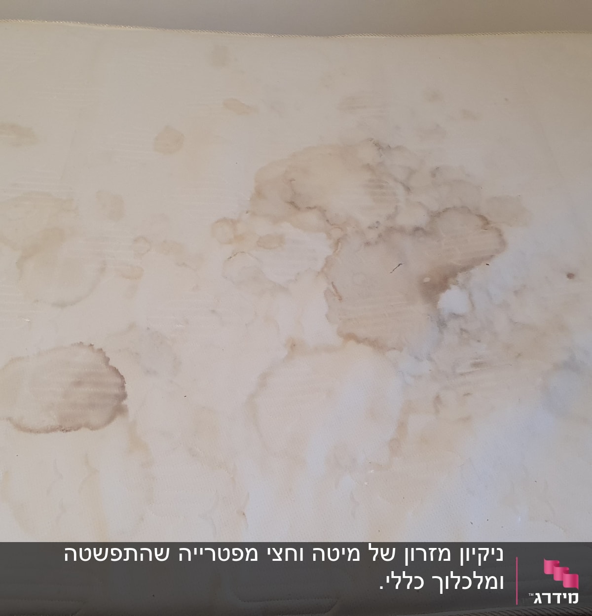 מזרן עם כתמים כהים ולבנים